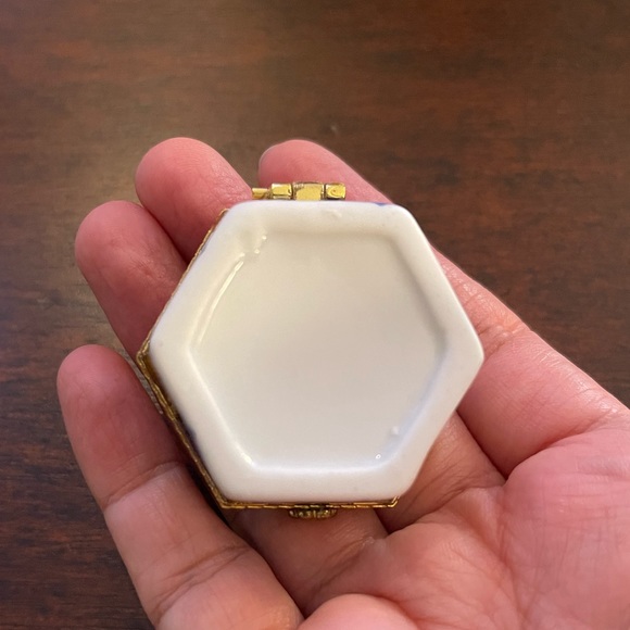 Porcelain gold tone metal jewelry pill box - Hexagonal - Picture 3 of 4